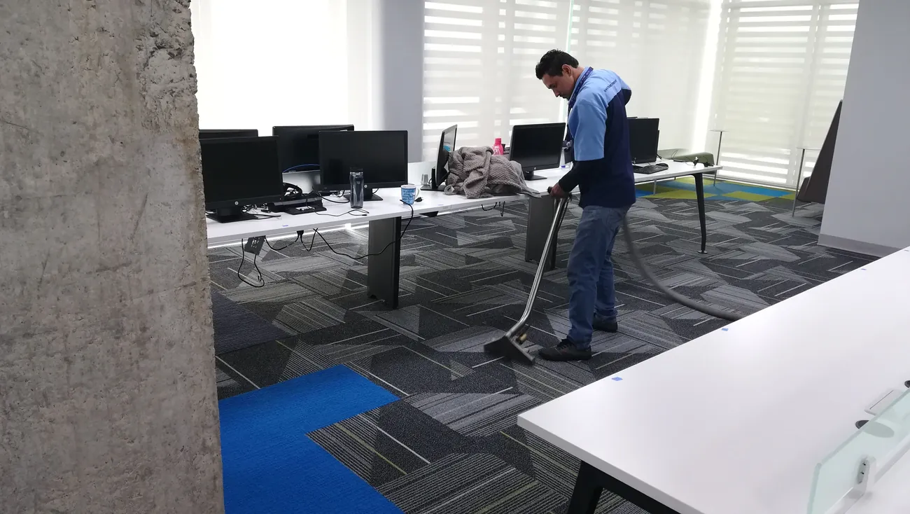 Técnico de Limpieza de Alfombras El Salvador operando equipo de limpieza
